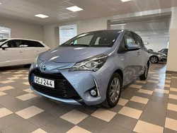Ljusblå Begagnad 2017 Toyota Yaris Hybrid Active Halvkombi | 132 800 kr (Marknadspris)