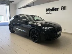 Svart (mytsvart metallic) Ny 2025 Audi Q8 Design SUV | 1 145 000 kr (Marknadspris)