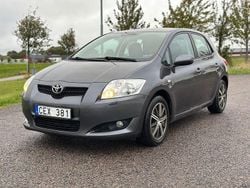 Grå Begagnad 2008 Toyota Auris Halvkombi | 44 500 kr (Marknadspris)