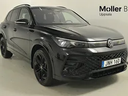 Svart (grenadilla black metallic) Ny 2025 VW Tiguan R-line SUV | 569 900 kr (Marknadspris)