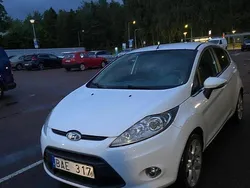 Vit Begagnad 2011 Ford Fiesta Titanium Halvkombi | 30 000 kr (Marknadspris)