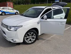 Vit Begagnad 2014 Mitsubishi Outlander P-HEV SUV | 163 000 kr (Marknadspris)