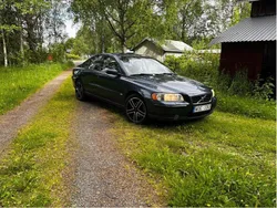 Blå Begagnad 2005 Volvo S60 Kinetic Sedan | 43 900 kr (Marknadspris)