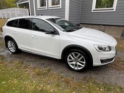 Vit Begagnad 2017 Volvo V60 CC Summum Kombi | 229 000 kr (Bra pris)