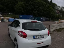 Vit Begagnad 2012 Peugeot 208 Halvkombi | 44 000 kr (Marknadspris)