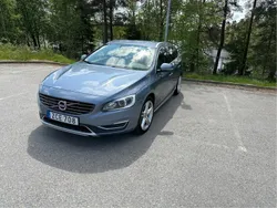 Blå Begagnad 2018 Volvo V60 Summum Kombi | 159 900 kr (Marknadspris)