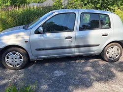 Grå Begagnad 2000 Renault Clio II Halvkombi | 16 000 kr (Marknadspris)