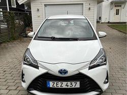Vit Begagnad 2018 Toyota Yaris Hybrid Active Halvkombi | 150 000 kr (Bra pris)