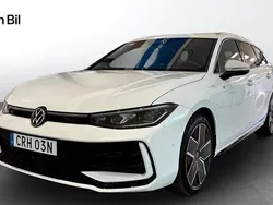 Vit (pure white) Ny 2025 VW Passat R-line Kombi | 556 400 kr (Marknadspris)