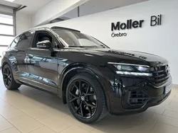 Svart (grenadilla black metallic) Begagnad 2023 VW Touareg R SUV | 819 000 kr (Dyr)