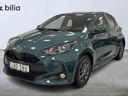 Grön Begagnad 2025 Toyota Yaris Hybrid Active Halvkombi | 248 500 kr (Marknadspris)
