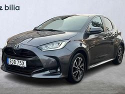 Mörkgrå (grå) Begagnad 2023 Toyota Yaris Hybrid Active Halvkombi | 229 900 kr (Marknadspris)