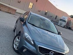 Blå Begagnad 2014 Volvo V40 CC Momentum Kombi | 136 000 kr (Marknadspris)