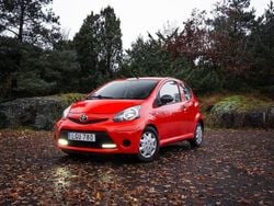 Röd Begagnad 2012 Toyota Aygo Halvkombi | 17 990 kr (Superpris)