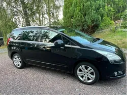 Svart Begagnad 2011 Peugeot 5008 Allure Minibuss | 79 000 kr (Marknadspris)
