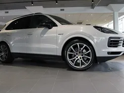 Ljusgrå Begagnad 2023 Porsche Cayenne Platinum Edition SUV | 875 000 kr (Bra pris)