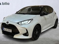 Vit Begagnad 2022 Toyota Yaris Hybrid Style Halvkombi | 239 900 kr (Marknadspris)