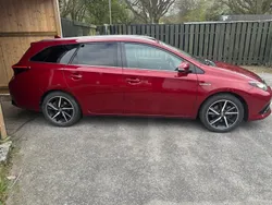 Röd Begagnad 2017 Toyota Auris Hybrid Executive Kombi | 184 900 kr (Marknadspris)