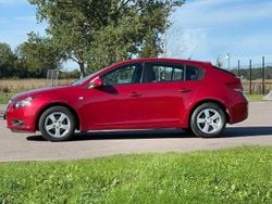 Röd Begagnad 2012 Chevrolet Cruze Halvkombi | 57 500 kr (Marknadspris)