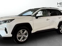 Vit (white) Begagnad 2021 Toyota RAV4 Hybrid SUV | 380 000 kr (Marknadspris)