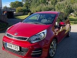 Röd Begagnad 2016 Kia Rio Halvkombi | 94 000 kr (Marknadspris)