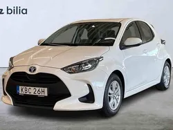 Vit Begagnad 2022 Toyota Yaris Hybrid Halvkombi | 199 900 kr (Bra pris)