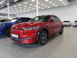 Röd Begagnad 2021 Ford Mustang Mach-E SUV | 349 900 kr (Bra pris)