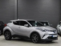 Mörkgrå (grå) Begagnad 2018 Toyota C-HR Executive SUV | 209 900 kr (Marknadspris)