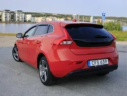 Röd Begagnad 2016 Volvo V40 Kinetic Kombi | 142 800 kr (Lite dyr)