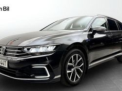 Mörkgrå (mangan grey metallic) Begagnad 2021 VW Passat GTE Kombi | 289 900 kr (Dyr)