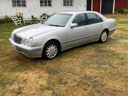 Grå Begagnad 2000 Mercedes E240 Elegance Sedan | 24 000 kr