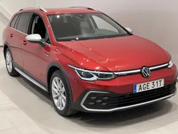 Röd (kings red metallic) Begagnad 2022 VW Golf Alltrack Kombi | 309 900 kr (Marknadspris)