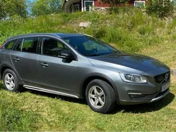 Grå Begagnad 2017 Volvo V60 CC Summum Kombi | 109 900 kr