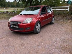 Röd Begagnad 2006 Ford Fiesta Halvkombi | 20 000 kr (Marknadspris)