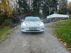 Vit Begagnad 2021 Tesla Model 3 Long Range AWD Sedan | 265 000 kr (Marknadspris)