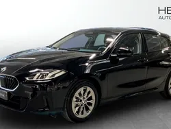 Svart (black) Begagnad 2024 BMW 120 Shadowline Halvkombi | 324 700 kr