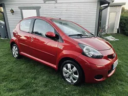 Röd Begagnad 2010 Toyota Aygo Halvkombi | 29 900 kr (Marknadspris)