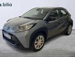 Grå Ny 2024 Toyota Aygo Play Halvkombi | 209 800 kr (Marknadspris)
