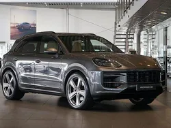 Grå Begagnad 2025 Porsche Cayenne SUV | 1 229 000 kr (Superpris)