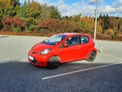 Röd Begagnad 2014 Toyota Aygo Halvkombi | 75 000 kr (Marknadspris)