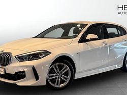 Vit (white) Begagnad 2022 BMW 118 M Sport Halvkombi | 238 700 kr (Marknadspris)