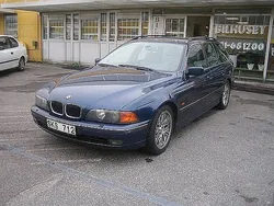 Mörkblå Begagnad 1998 BMW 528 Kombi | 49 000 kr