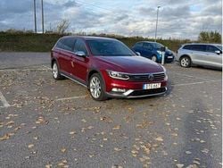 Röd Begagnad 2017 VW Passat Alltrack Kombi | 159 000 kr (Dyr)