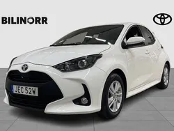 Vit Begagnad 2022 Toyota Yaris Hybrid Active Halvkombi | 209 400 kr (Marknadspris)