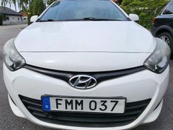 Vit Begagnad 2015 Hyundai i20 Select Halvkombi | 77 000 kr (Marknadspris)