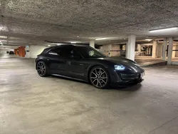 Grå Begagnad 2023 Porsche Taycan Sport Turismo Sedan | 889 000 kr (Marknadspris)
