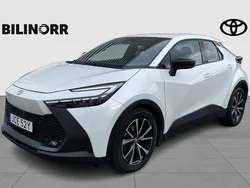 Vit Begagnad 2023 Toyota C-HR Style SUV | 364 900 kr (Marknadspris)