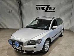 Ljusgrå (silver metallic) Begagnad 2005 Volvo V50 Kombi | 24 000 kr (Dyr)
