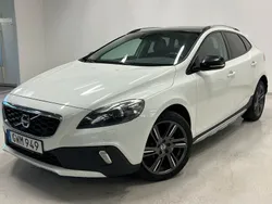 Vit Begagnad 2013 Volvo V40 CC Summum Kombi | 155 800 kr (Marknadspris)