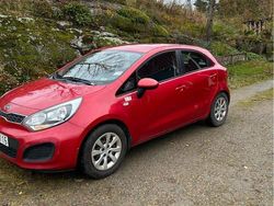 Röd Begagnad 2012 Kia Rio Halvkombi | 30 000 kr